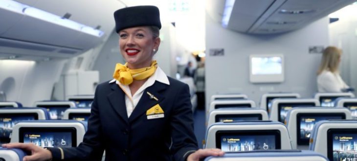 Για ποιο λόγο οι αεροσυνοδοί έχουν τα χέρια τους πίσω από την πλάτη;