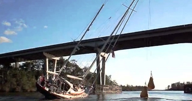 Πώς περνάει ένα ιστιοφόρο ύψους 25 μέτρων κάτω από μια πολύ χαμηλότερη γέφυρα; (vid)