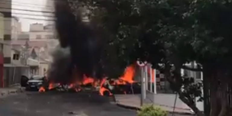 Βραζιλία: Αεροσκάφος συνετρίβη σε δρόμο και πήραν φωτιά αυτοκίνητα