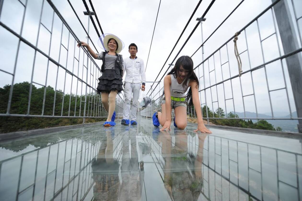 Η πιο τρομακτική γέφυρα βρίσκεται στην Κίνα – Για να την… περάσεις πρέπει να είσαι αρκετά τολμηρός (φώτο)