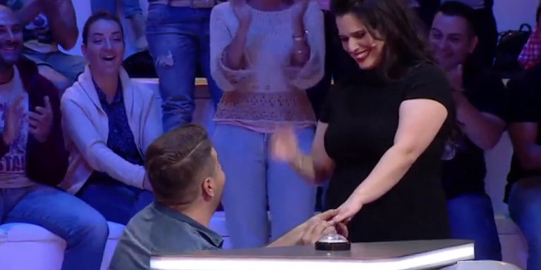 Πρόταση γάμου στο πλατό – Τι έγινε σε γνωστή τηλεοπτική εκπομπή (βίντεο)