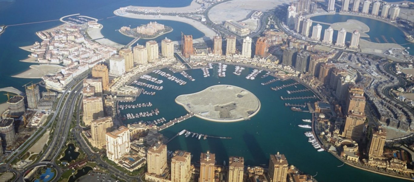 Ανυπόφορη η ζέστη στο Κατάρ – Οι αρχές βάζουν κλιματιστικά στους δρόμους