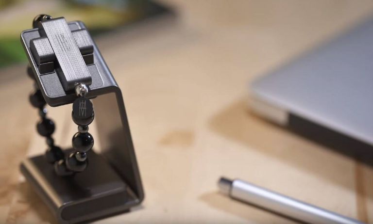 Ηλεκτρονικό κομποσχοίνι: Συνδέεται με το κινητό και μετράει τις προσευχές που κάνεις (βίντεο)