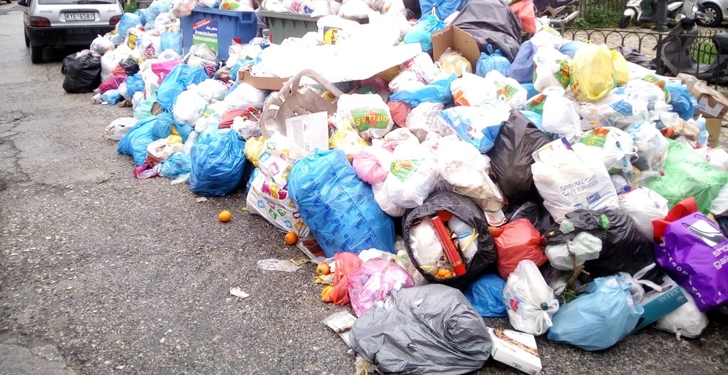 48ωρη απεργία των εργαζομένων στην καθαριότητα των δήμων – Προβλήματα με τα σκουπίδια