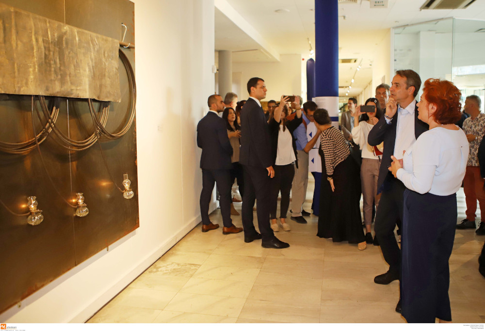 Κυριάκος Μητσοτάκης: Στην 7η Μπιενάλε στην Θεσσαλονίκη – Τι δώρα έλαβε (βίντεο)