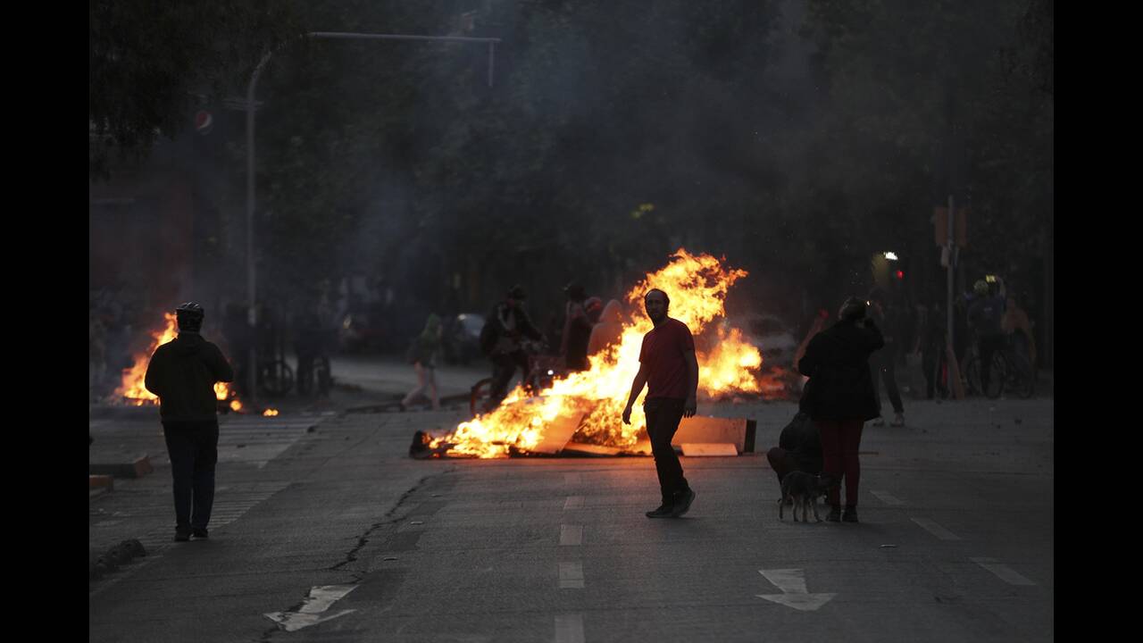 Χιλή: Συνεχίζεται για τρίτη μέρα το χάος – 11 νεκροί και άγριες συγκρούσεις (βίντεο-φωτο)