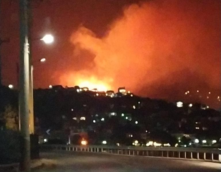 Μεγάλη φωτιά στο Πόρτο Ράφτη: Πνέουν ισχυροί άνεμοι – Συναγερμός στην Πυροσβεστική