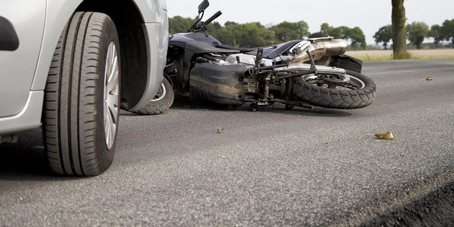 Σφοδρή σύγκρουση στην Αθηνών – Λαμίας: Μηχανή «καρφώθηκε» σε αυτοκίνητο (βίντεο)