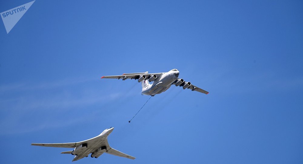 Βίντεο: Tu-160 ανεφοδιάζεται στον αέρα πετώντας για τη Νότια Αφρική
