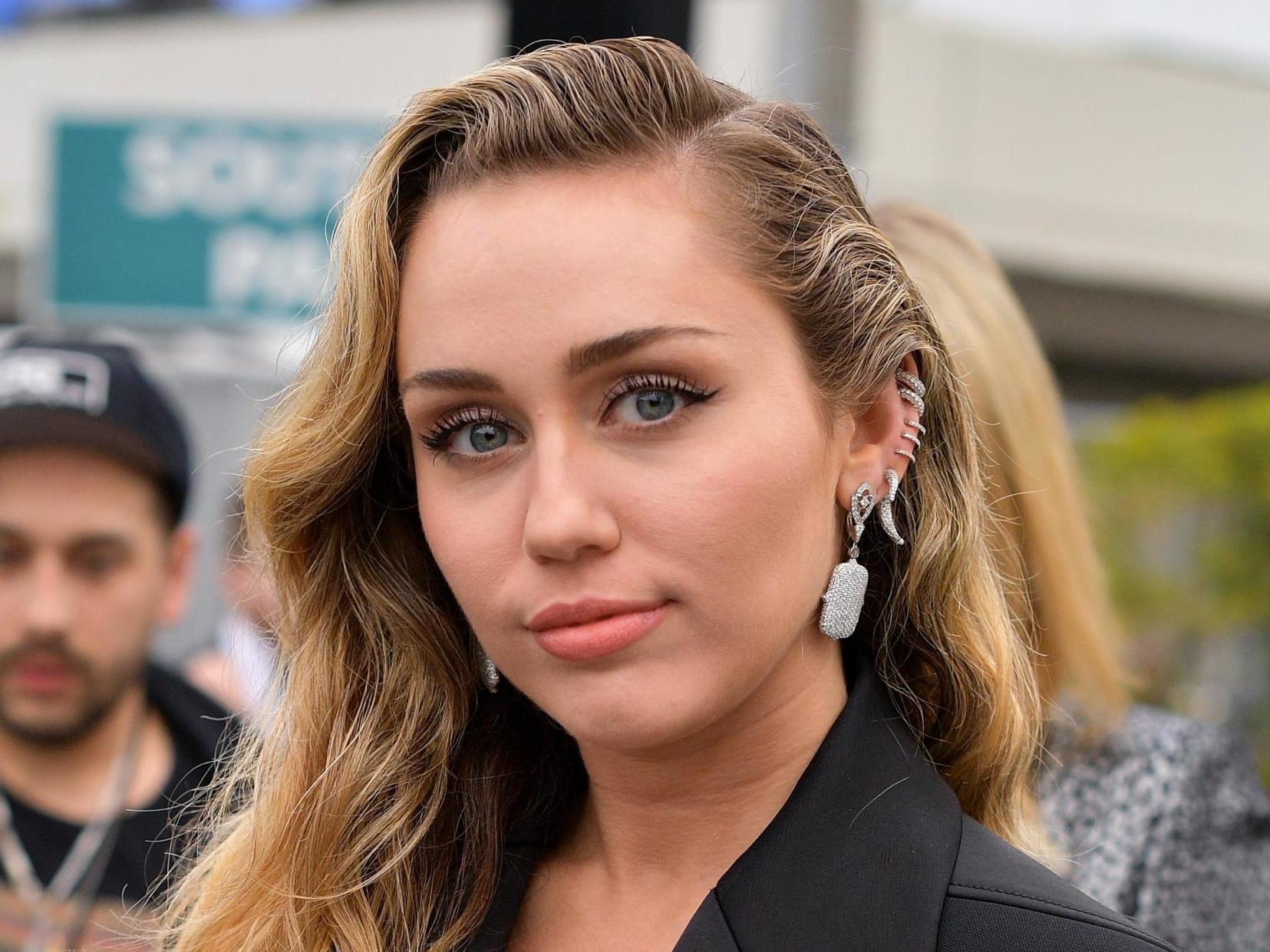 Η Miley Cyrus προκαλεί και πάλι: Βγάζει φωτογραφία το στήθος της με αποκαλυπτικό μπλουζάκι (upd)
