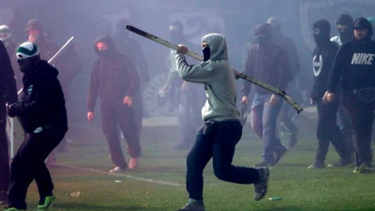 Ντοκουμέντο από τη σύγκρουση χούλιγκαν του Ολυμπιακού και του Παναθηναϊκού στα Πετράλωνα (βίντεο)