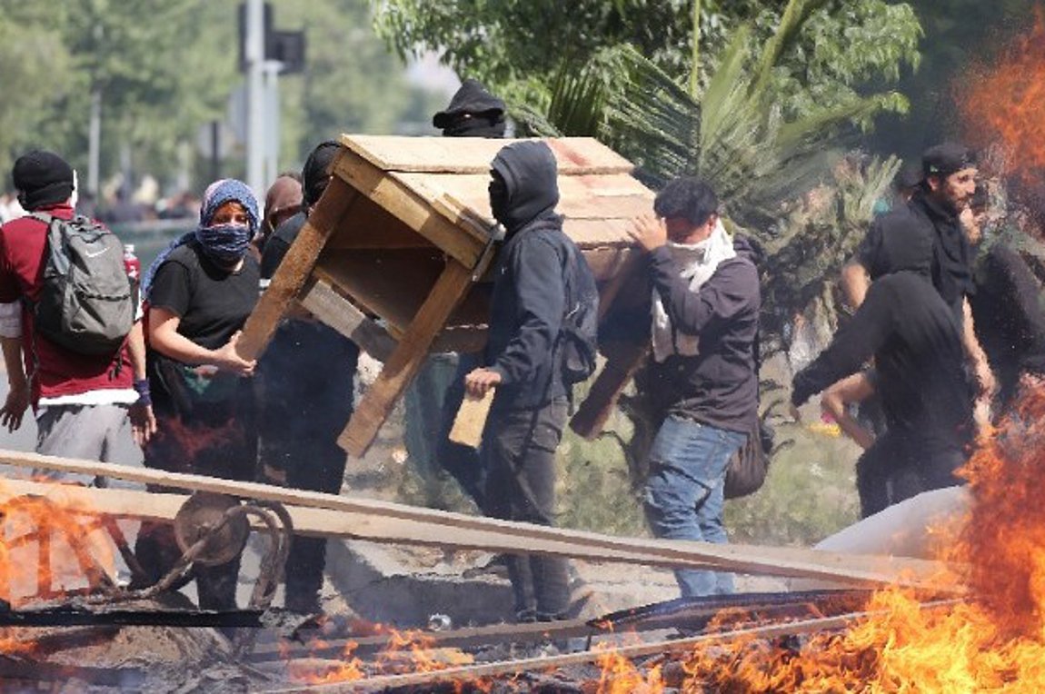 Χιλή: Πακέτο κοινωνικών μέτρων για να κατευναστεί η οργή –  15 νεκροί απο συμπλοκές