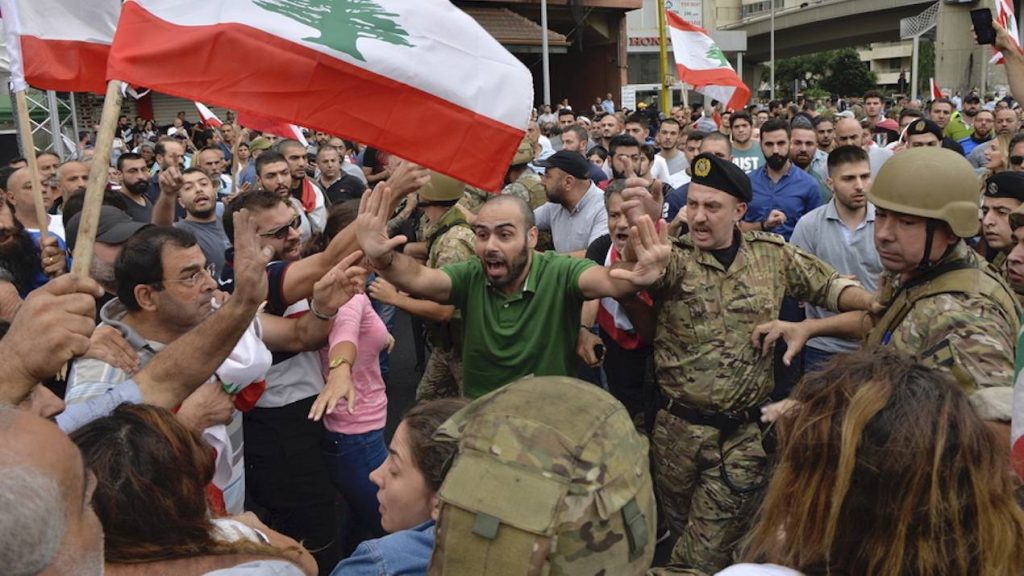Λίβανος: Ο στρατός κάνει την εμφάνισή του στους δρόμους