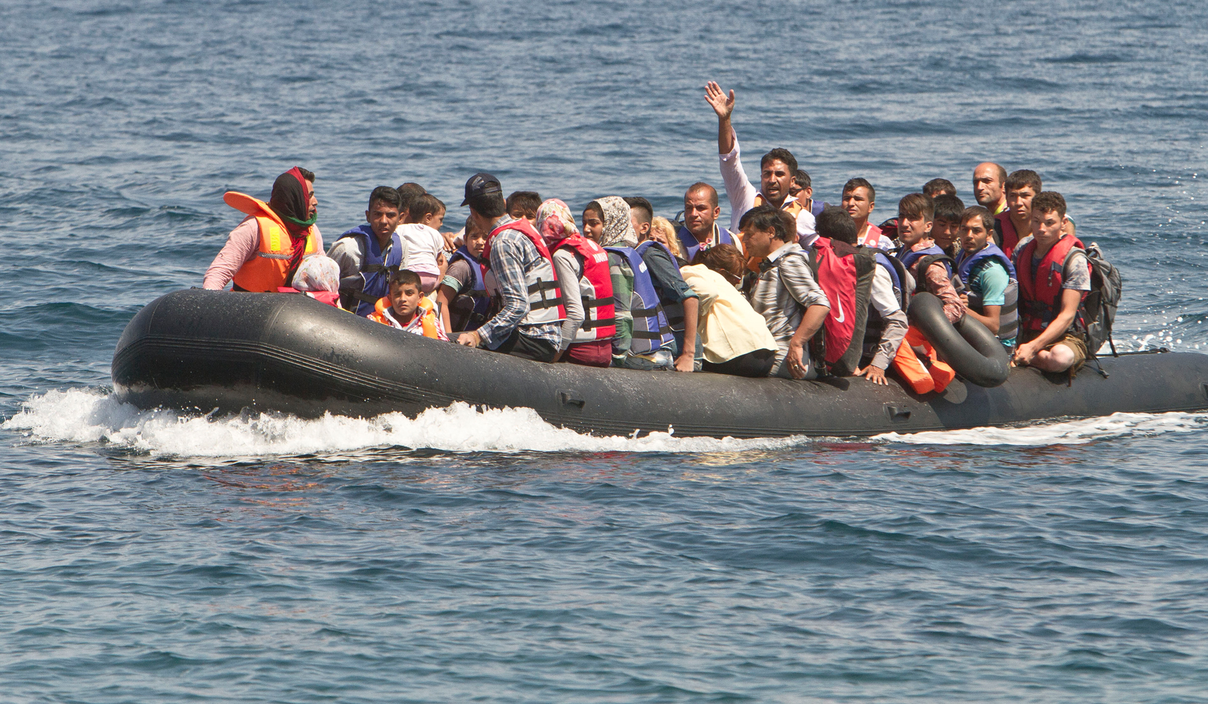Βάρκα γεμάτη αλλοδαπούς παράνομους μετανάστους με σβηστά φώτα έπεσε πάνω σε σκάφος του Λιμενικού Σώματος (upd)