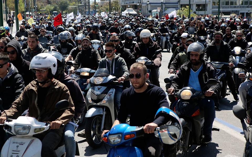 Μηχανοκίνητη πορεία από την ΠΟΕ-ΟΤΑ στην Αθήνα – «Παραλύει» το κέντρο (βίντεο)