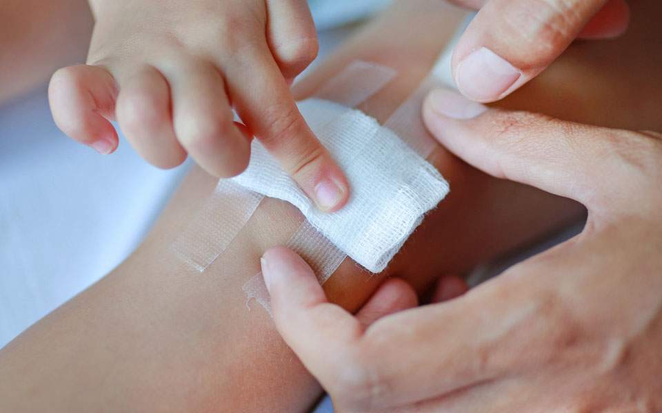 Πώς μπορείς να βάλεις πάγο σωστά σε ένα τραύμα;