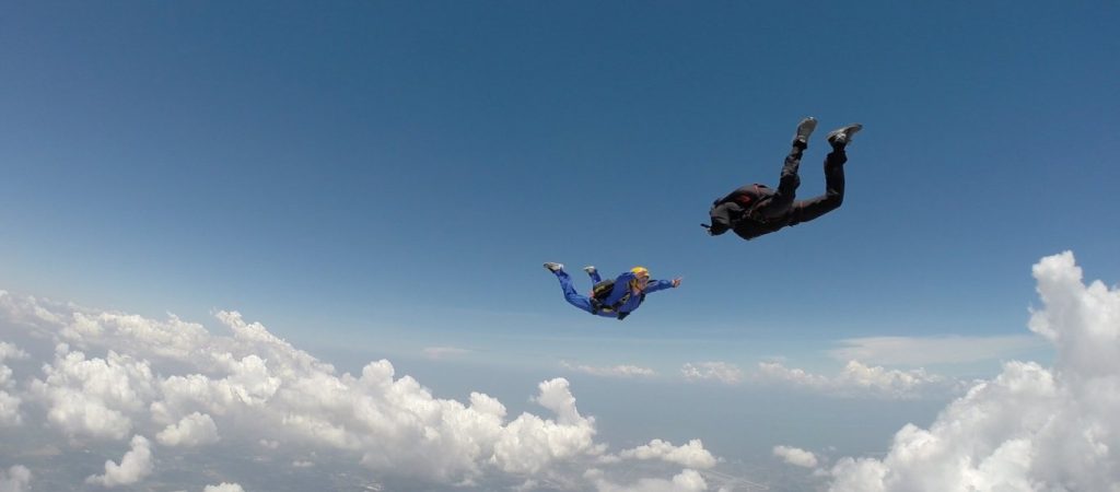 Αλεξιπτωτιστής προσγειώνεται πάνω σε άλογο και γίνεται viral μέσα σε λίγες ώρες