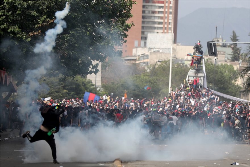 Συνεχίζεται το χάος στη Χιλή: Λεηλασίες, συγκρούσεις και εμπρησμοί σε πολυκαταστήματα – Στους 18 οι νεκροί (φωτο)