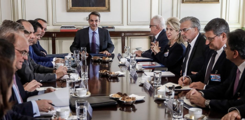 Συμφωνία Κ.Μητσοτάκη με τους τραπεζίτες: Θα μειώσουν κάποιες από τις τραπεζικές χρεώσεις