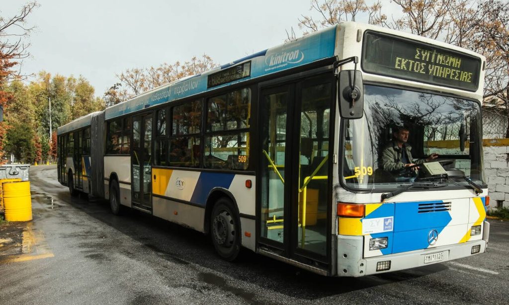 Μεθυσμένος πέταξε μπουκάλι σε λεωφορείο επειδή ο οδηγός αρνήθηκε να τον επιβιβάσει – Δύο επιβάτες τραυματίστηκαν (φωτο)