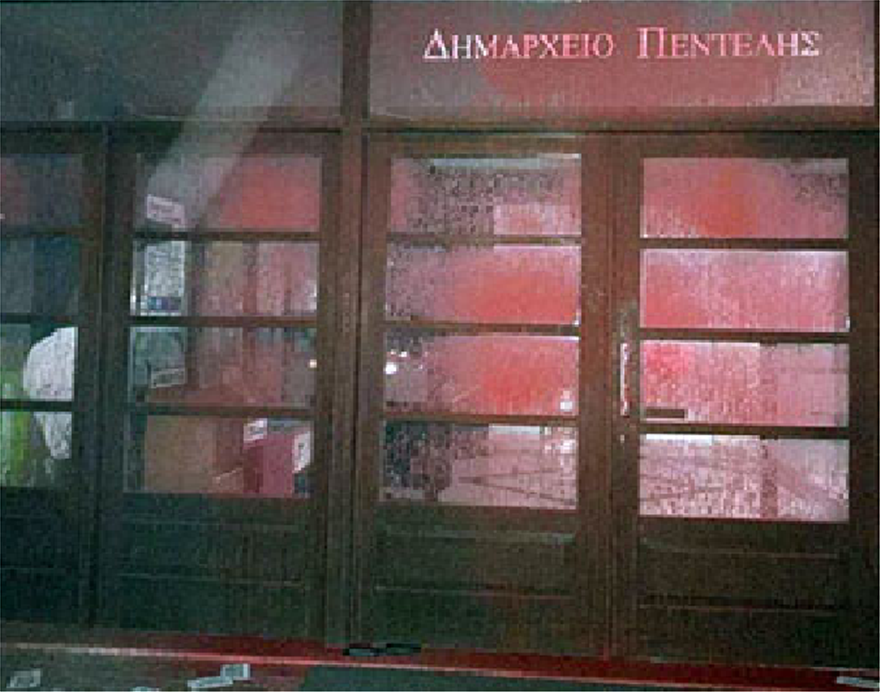 Επίθεση στο δημαρχείο Πεντέλης: «Έδωσαν ώθηση να βαφτεί το δημαρχείο εκ νέου» απαντάει ο δήμος (φωτο)