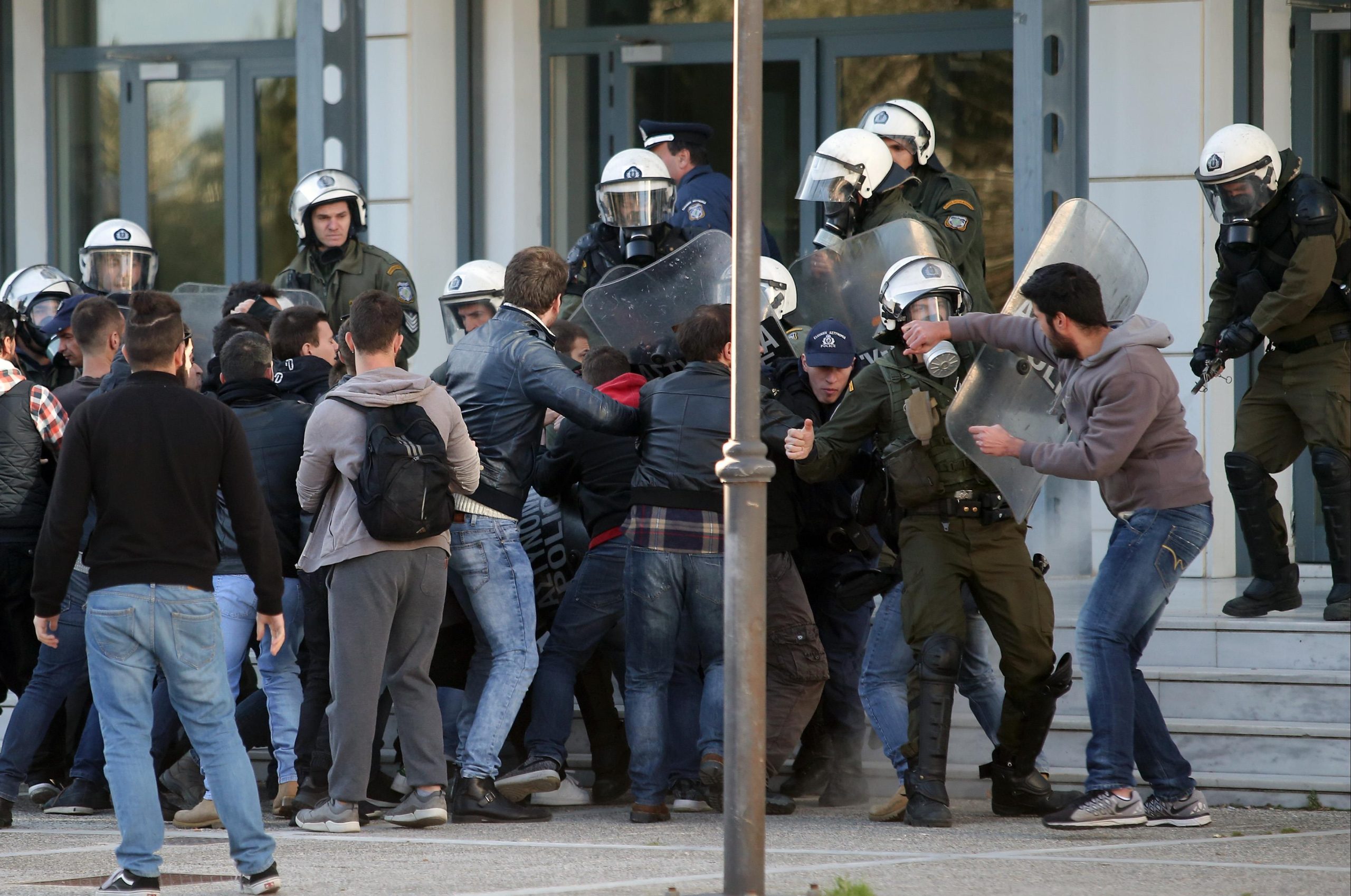 Επεισόδια για άλλη μια φορά στο φοιτητικό συλλαλητήριο – Περιθωριακοί επιτέθηκαν σε κλούβα των ΜΑΤ (φωτό)
