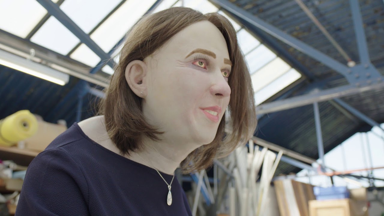Emma: Η γκροτέσκα κούκλα  που «προειδοποιεί» για τις επιπτώσεις της δουλειάς γραφείου (βίντεο – φώτο)