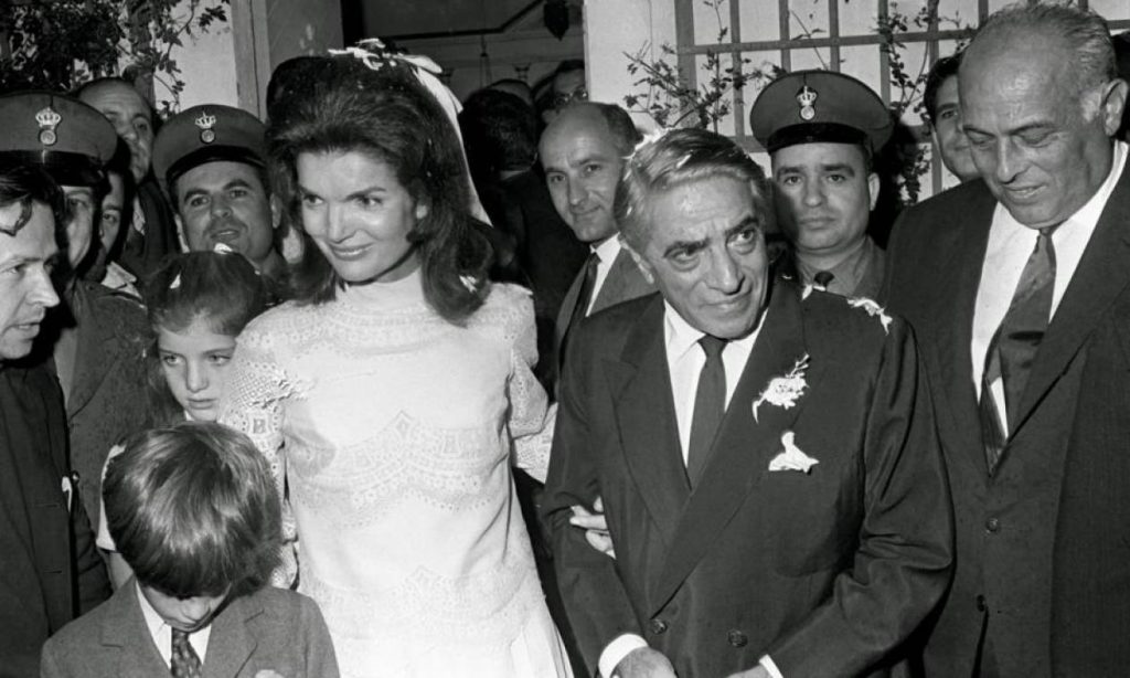 Νέες αποκαλύψεις για τον Αριστοτέλη Ωνάση και την Τζάκι Κένεντι – Ο Ωνάσης την «εκβίαζε» συναισθηματικά με… κολώνια