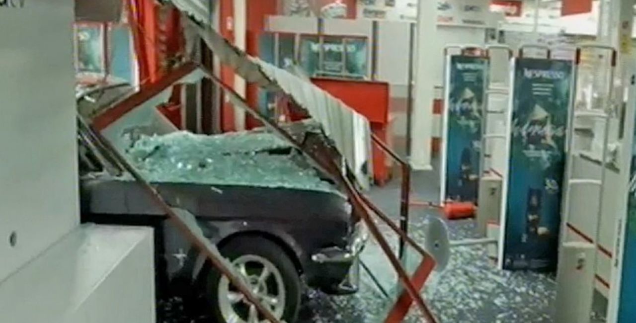 Στα «χέρια» της αστυνομίας η σπείρα που διέπραττε διαρρήξεις σε καταστήματα εμβολίζοντας τις πόρτες με αυτοκίνητα