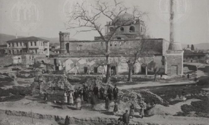 Σπάνια φωτογραφία της Αγ. Σοφιάς στη Θεσσαλoνίκη πριν παραδoθεί στις φλόγες (φωτο)