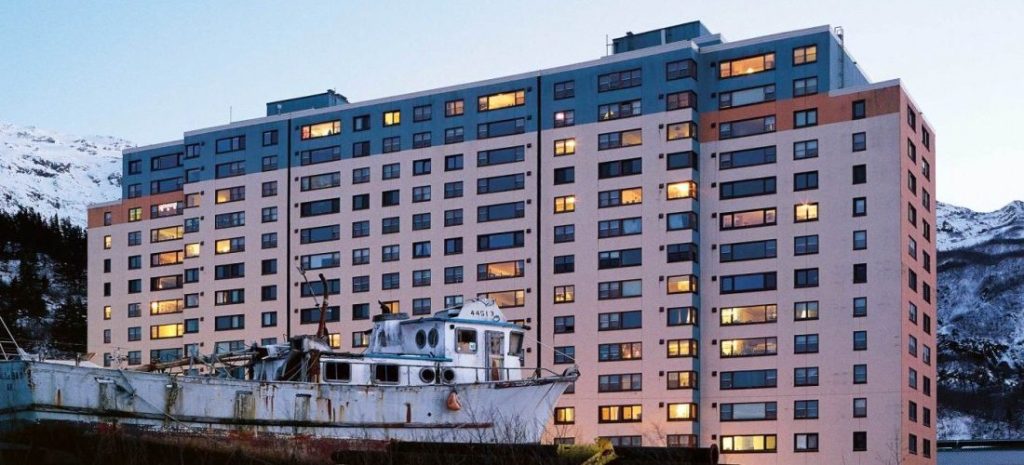 Γουίτιερ: Σε αυτή την πόλη όλοι οι κάτοικοι μένουν στο ίδιο σπίτι (βίντεο)