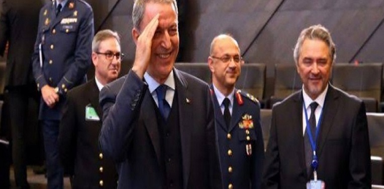 Προκλητικός ο Ακάρ: Χαιρέτησε στρατιωτικά τους ομολόγους του στο ΝΑΤΟ (βίντεο)