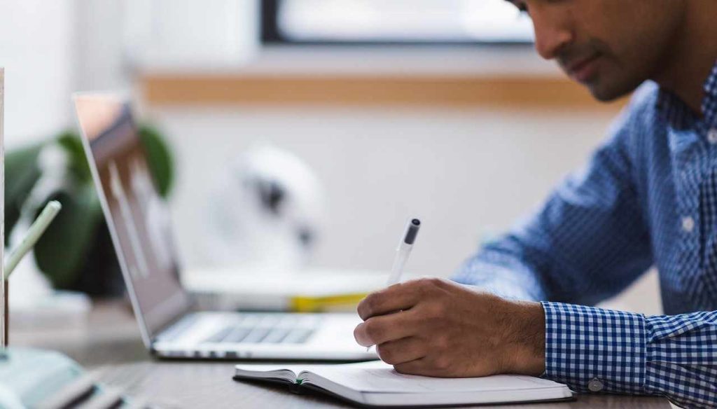 Καθιστική εργασία – Έξι τρόποι να βάλετε την κίνηση στην καθημερινότητά σας (βίντεο)