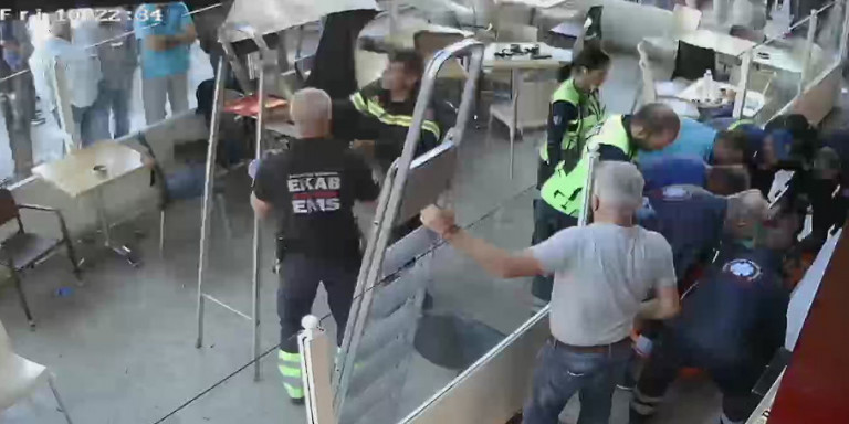 Γαλάτσι: Άνδρας έπεσε και γλίτωσε χάρη σε μία τέντα – Ντοκουμέντο από την πτώση (βίντεο)