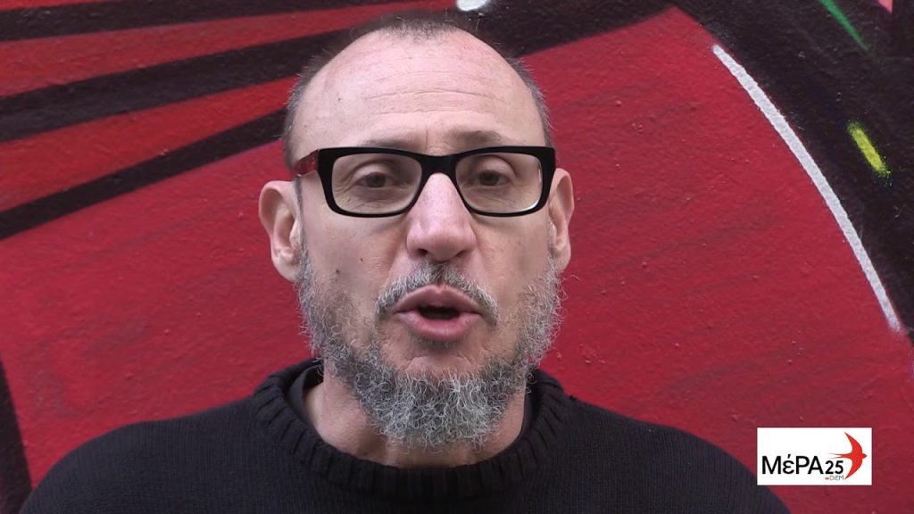 Η πλήρης απαξίωση: Δείτε πως εμφανίστηκε βουλευτής του ΜέΡΑ25 στην Βουλή (φώτο)