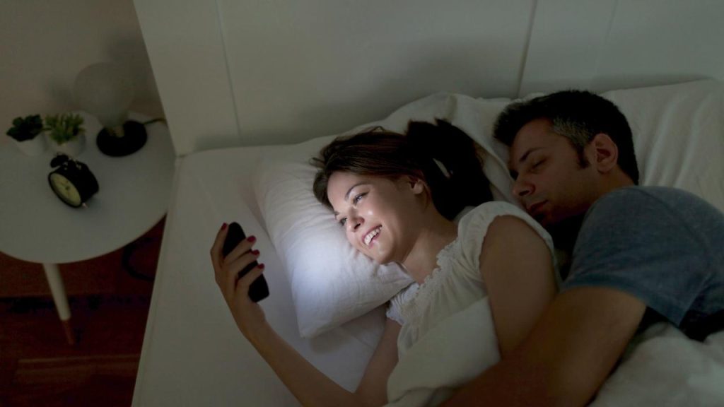 Τι συμβαίνει στο μυαλό σου όταν κοιτάς το κινητό σου μόλις ξυπνάς;