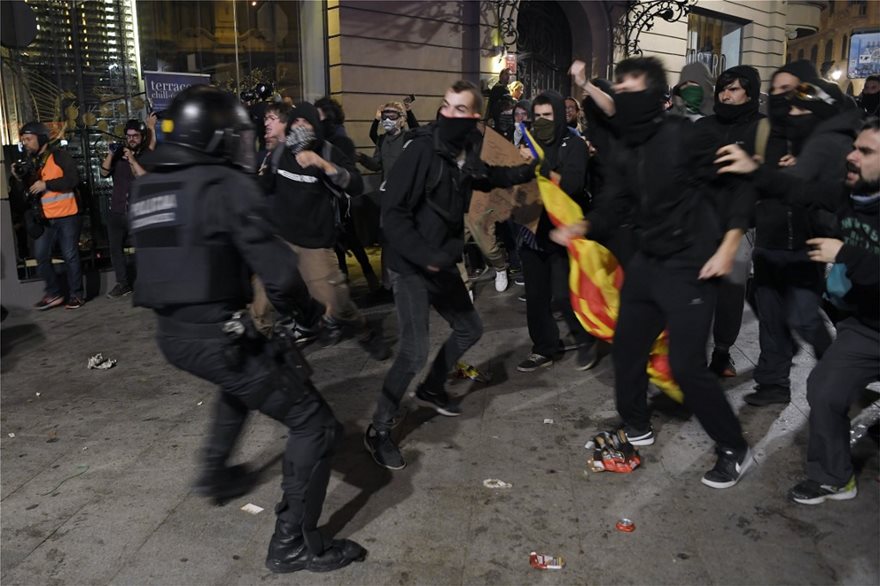 Ταραχές στην Βαρκελώνη: «Έξω οι δυνάμεις κατοχής» φωνάζουν οι Καταλανοί για τους Ισπανούς