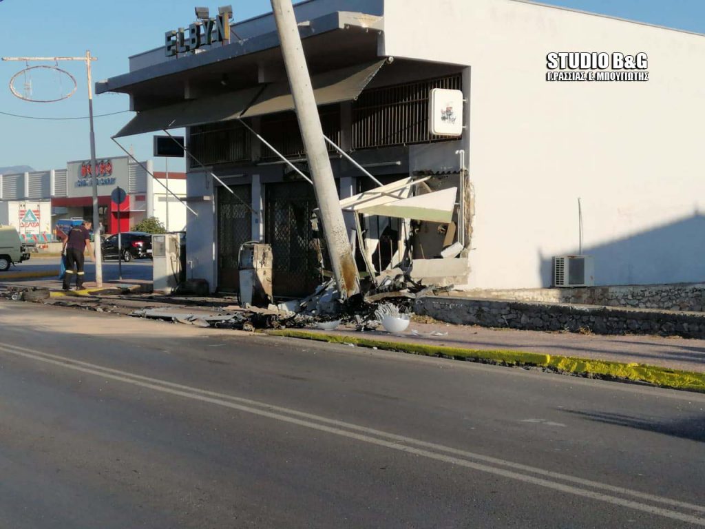 Θανατηφόρο τροχαίο στο Άργος – Έγινε «ένα» το αυτοκίνητο με την τσιμεντένια κολόνα (βίντεο)