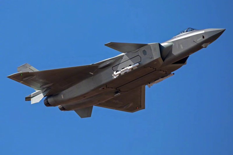 Οι Κινέζοι αποκάλυψαν νέες δυνατότητες του μαχητικού J-20