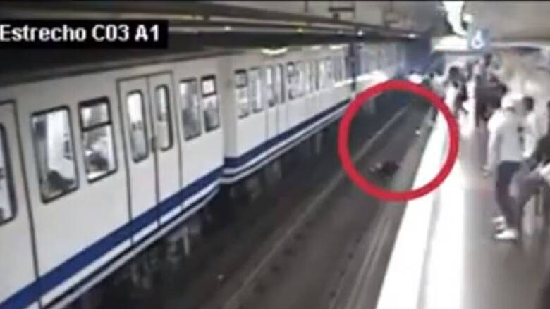 Γυναίκα κοιτούσε το κινητό της και έπεσε στις ράγες του μετρό (βίντεο)