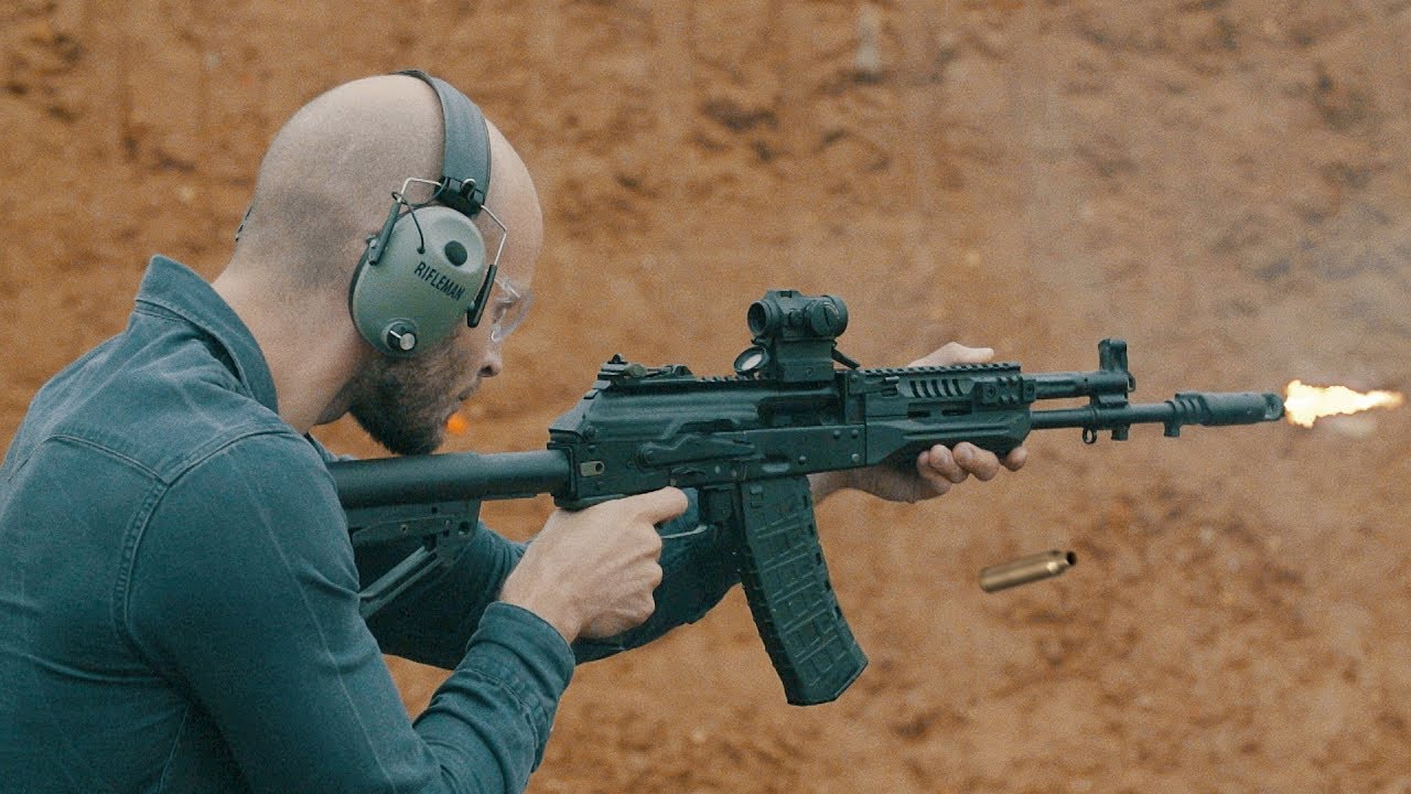 ΑΚ-12 Kalashnikov: Δοκιμή «στα άκρα» – Ρίχνει 23 γεμιστήρες και εξακολουθεί να βάλλει τυλιγμένο στις φλόγες!