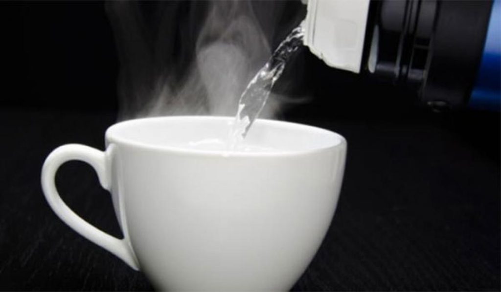 Τα βασικά οφέλη του να πίνεις ζεστό νερό