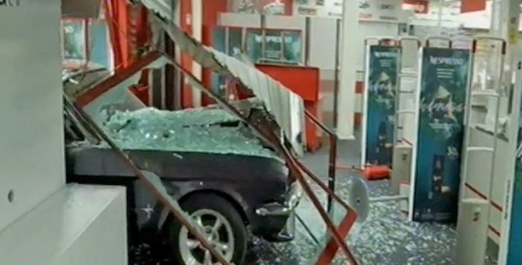 Εξαρθρώθηκε ακόμη μία σπείρα που εισέβαλε με αυτοκίνητα σε καταστήματα