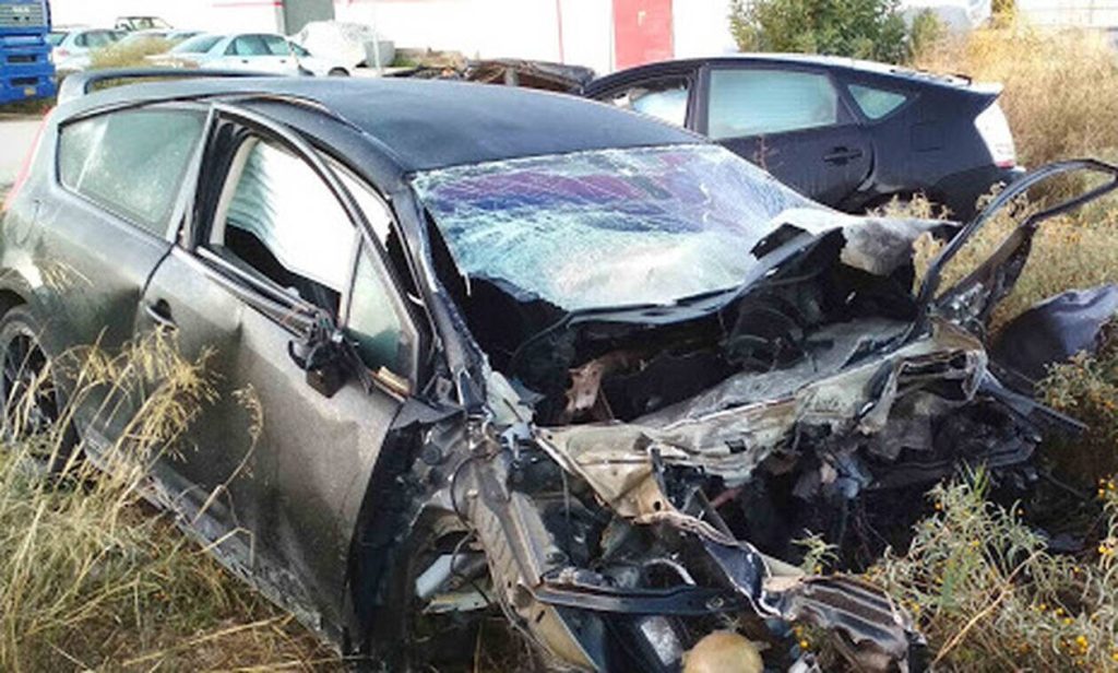 Δύο νεκροί σε ΙΧ που χτύπησε περιπολικό και καρφώθηκε σε κολόνα (βίντεο – φωτό)