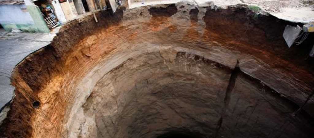 10 Απίστευτες Τρύπες της γης (φώτο)