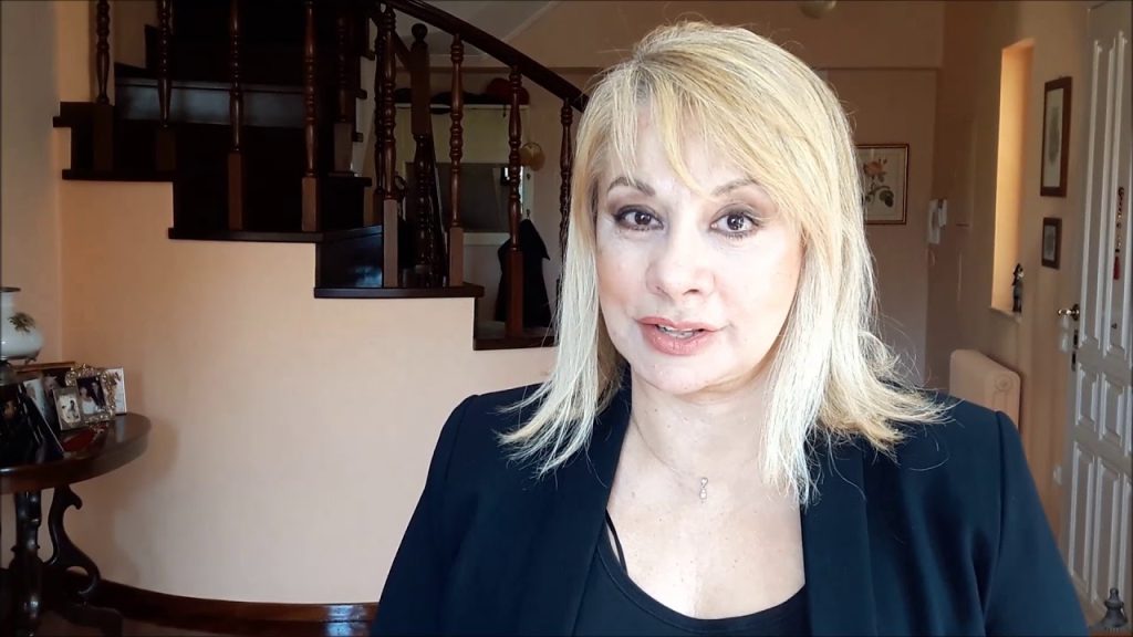 Άννα Ανδριανού: «Ήμουν βλάκας που δεν κράτησα το επίθετο του πατέρα μου – Το έχω μετανιώσει» (βίντεο)