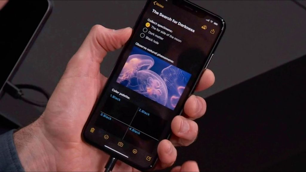 Το νέο iOS στα iPhone αδειάζει την μπαταρία… αλλά υπάρχει λύση (βίντεο)