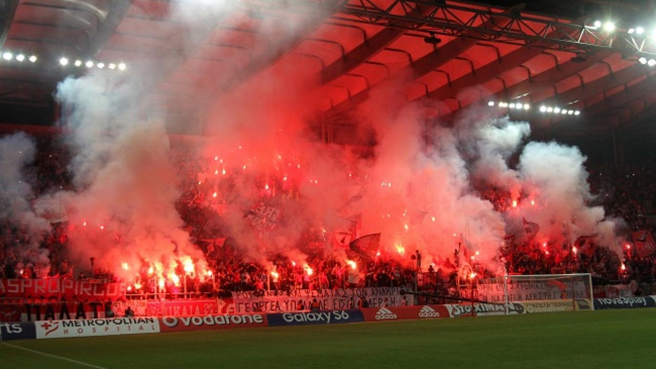 Το πανό «πικάρισμα» των οπαδών του Ολυμπιακού στον Ο.Βράνιες (φωτό)