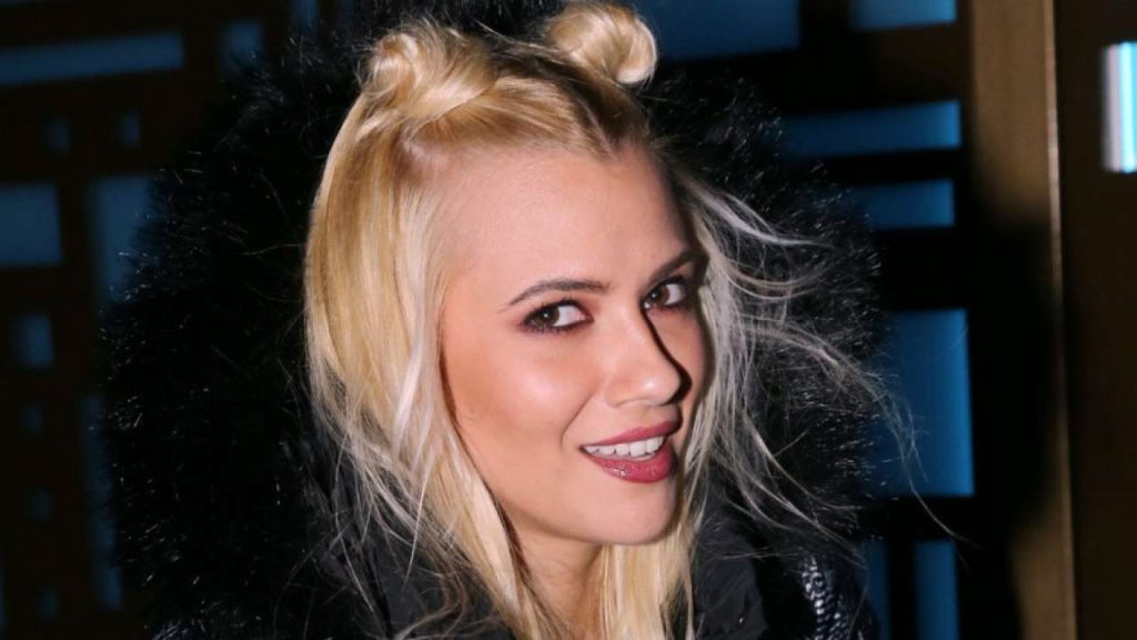 Η Λάουρα Νάργες έγινε λάτρης των τατουάζ (φωτο)