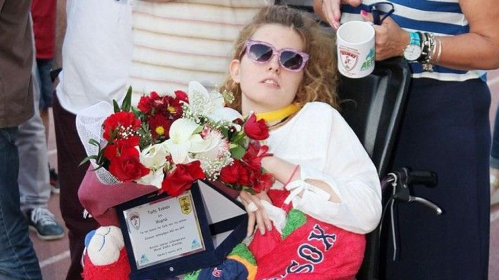 Η Μυρτώ στο ματς Ολυμπιακός- ΑΕΚ: Η θερμή υποδοχή των Πειραιωτών στο «Καραϊσκάκης» (βίντεο – φώτο)